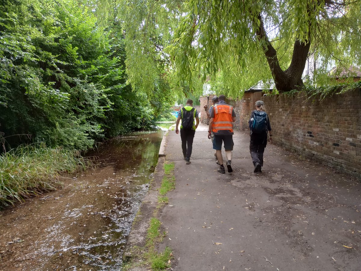 Great to be on the #RiverChess today with @BucksCouncil contractors and @QMULGeography discussing potential options that will benifit the water quality in Vale Brook, a branch of the Chess. As well as collecting evidence that will inform these decisions. #SmarterWaterCatchment