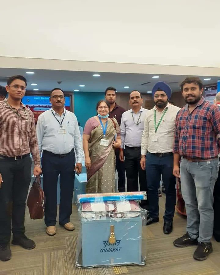 રાષ્ટ્રપતિની ચૂંટણી માટે બેલેટ બોક્ષ તેમજ ચૂંટણી સબંધી મટીરીયલ નવી દિલ્હી ખાતે ભારતના ચૂંટણી પંચના નિર્વાચન સદન ખાતેથી  આજરોજ CEO ગુજરાતના અધિકારીઓ દ્વારા કલેકટ કરવામાં આવ્યું.

#CEOGujarat #ECI #GujaratElection #PresidentialElections2022 #GujaratElectionDepartment