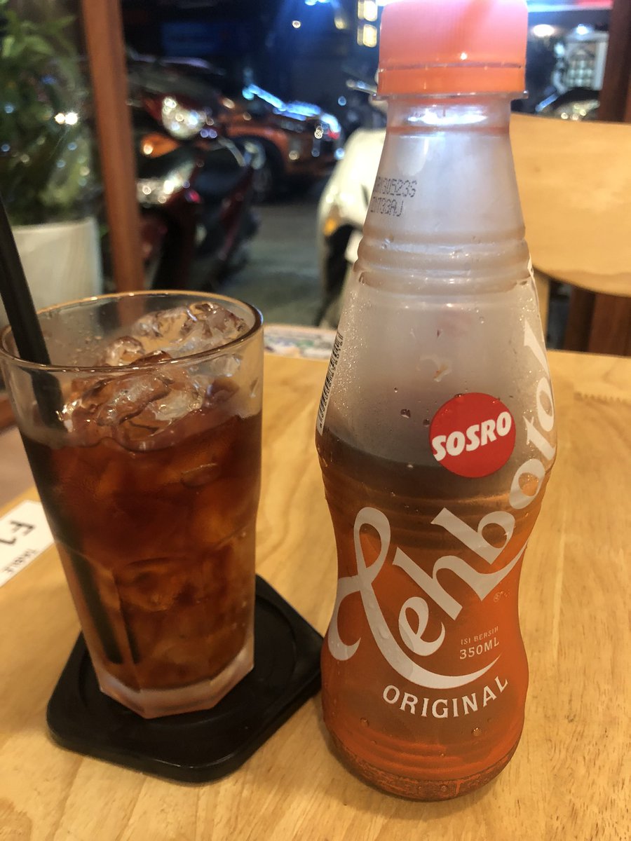Khue_SK's tweet photo. インドネシアのお茶をベトナムで飲む
ほのかに甘い紅茶って感じ。
#インドネシア #お茶 #tehbotol
#Indonesia #tea #vietnam https://t.co/n7CaEGRpXO