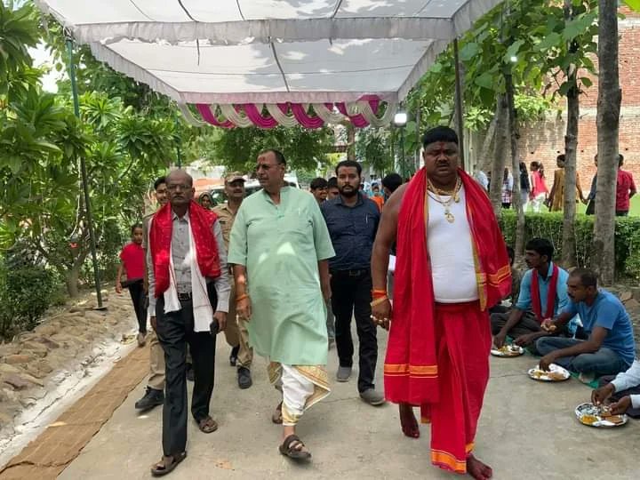 ratnakarvindhya's tweet image. आज लंका कि पहाड़ी स्थित कुटिया दुखहरनी माई की मंदिर पर शिव चर्चा एवं भंडारा तथा लोहंदी स्थित  श्री राजू यादव जी के यहां श्री साई धाम में भण्डारा कार्यक्रम में सम्मिलित होते हुए  साथ में श्री राजेश अग्रवाल जी रहे।

@BJP4India @BJP4UP