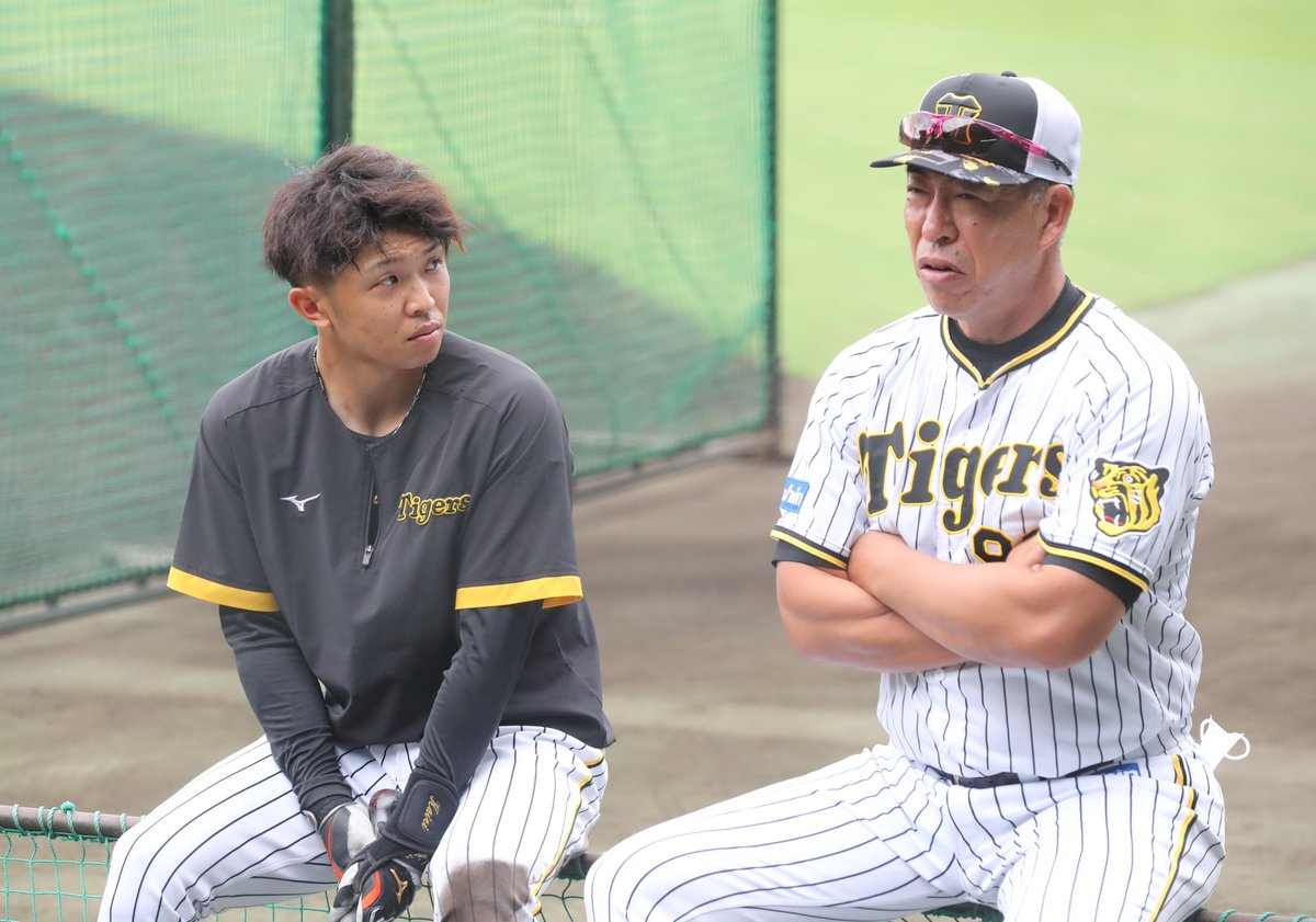 Sponichi_Tphoto's tweet photo. ＃井上一樹　ヘッドコーチ（右）と話す　＃島田海吏　選手 https://t.co/R7osXFRFWb