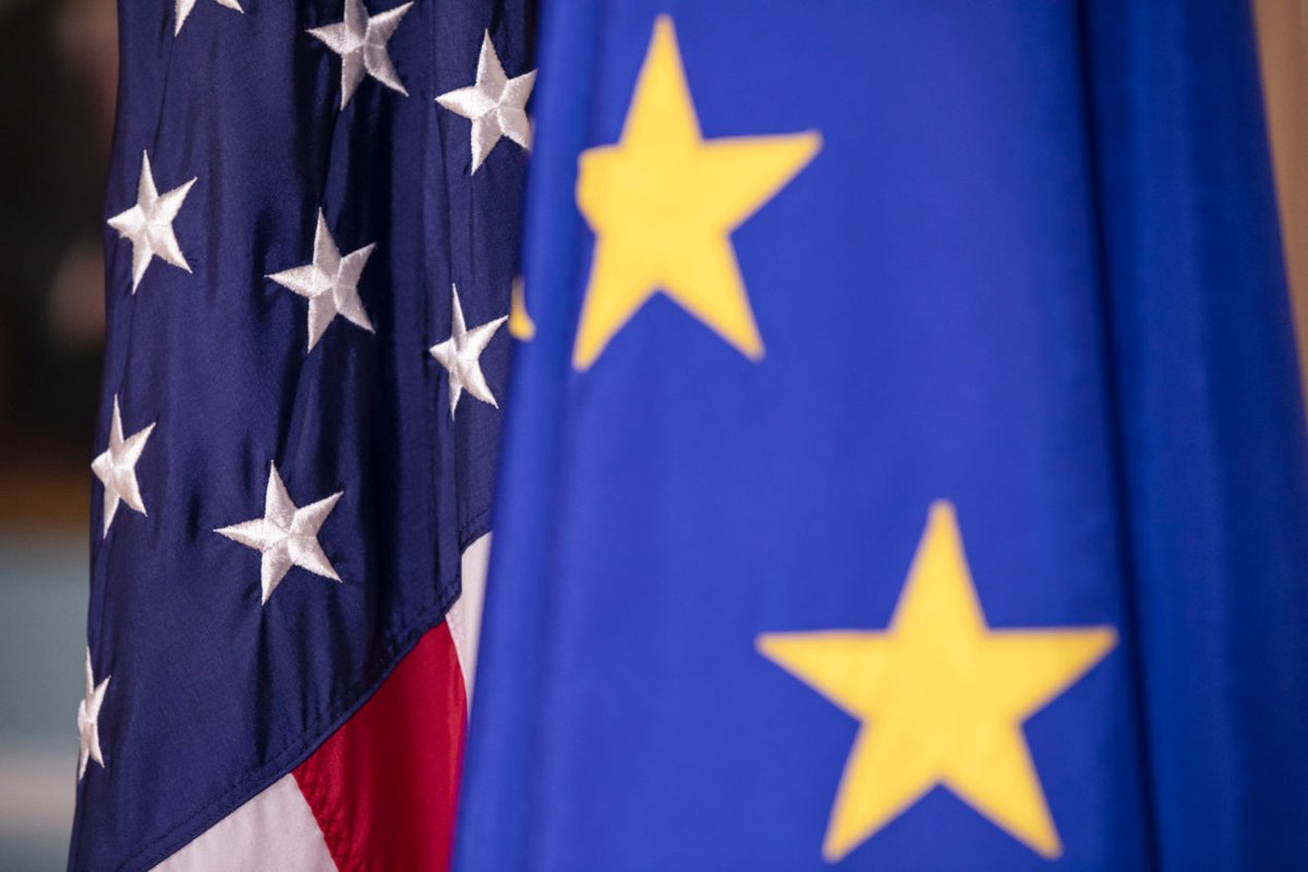 connecteuropex's tweet photo. 🇪🇺🇺🇸 What comes next in the #transatlantic relations towards Transatlantic Partnership 2030? 

We are looking forward to taking part in the #TransatlanticWeek2022 between 18–20 July, organised by @TPNOnline &amp; supported by ETNO.

More ℹ️ about it 👉 https://t.co/mXCBe15GUA https://t.co/YB0fp69CZI