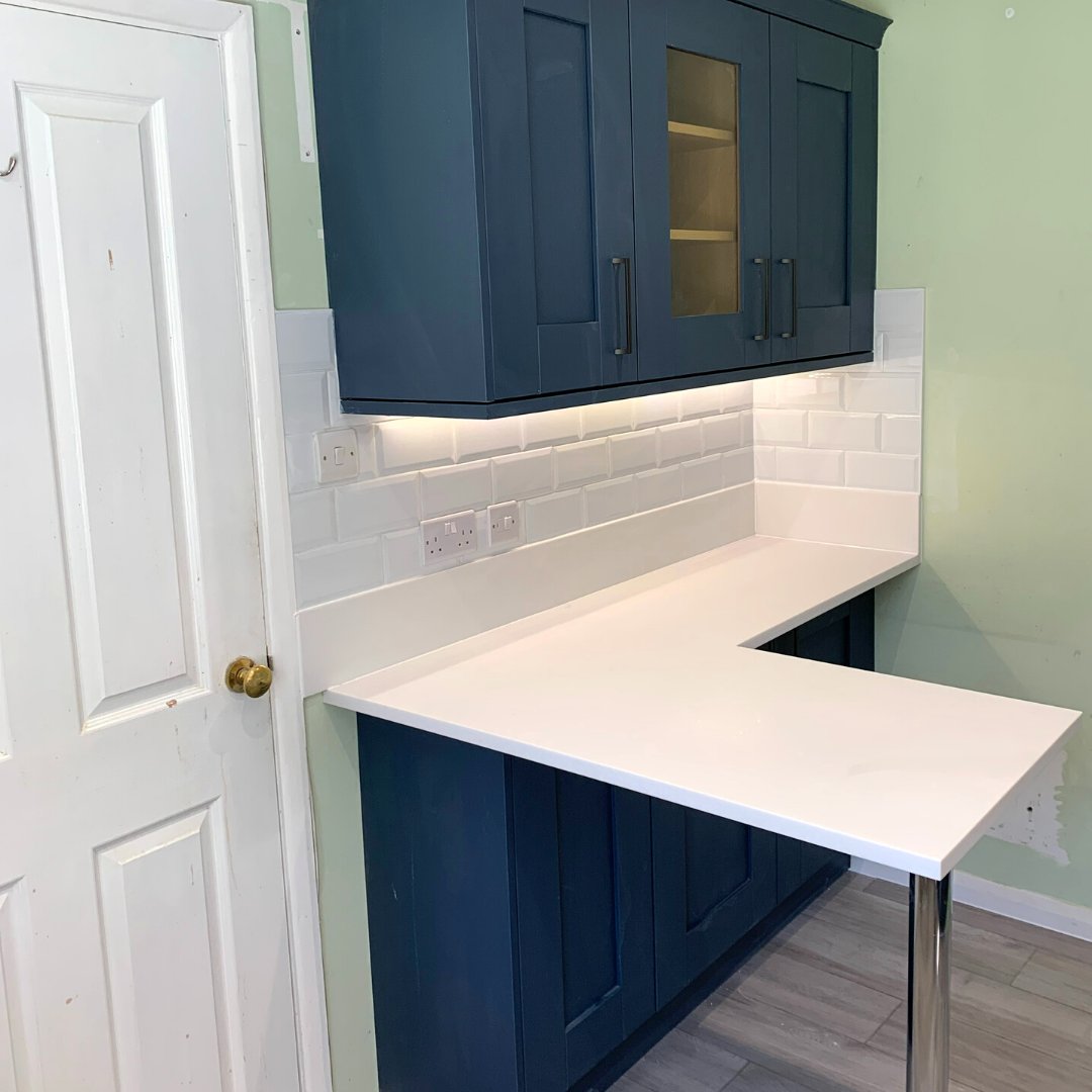 mysmilekitchen's tweet photo. #CustomerKitchen - Hjerte in Duke
A beautiful example of our Hjerte range in the bold & bright blue, Duke. A smaller footprint doesn't mean you can't have a #beautifulkitchen. This one features plenty of #storage, a #sink with a view and a #breakfastbar!
#realkitchen #kitchenuk https://t.co/c7BIH695Jq