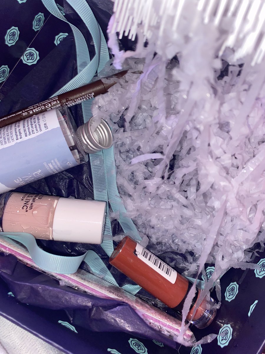 JessVasco's tweet photo. just received my July box and it’s soaking wet inside. The scalp tonic has its lid off and is completely empty 🥴🥴 @GlossyboxUK https://t.co/ZY4fX28s5v