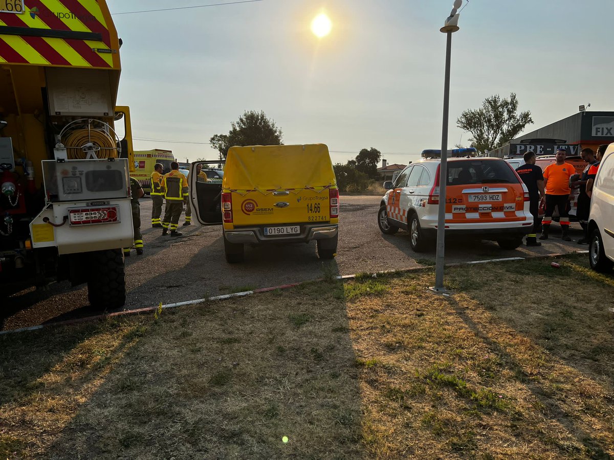 Amanece y continuamos colaborando en el #IFColladoMediano. Dos vehículos ligeros contraincendios y cuatro técnicos de protección civil. 

#LasProtesCuentan
#ASEM112