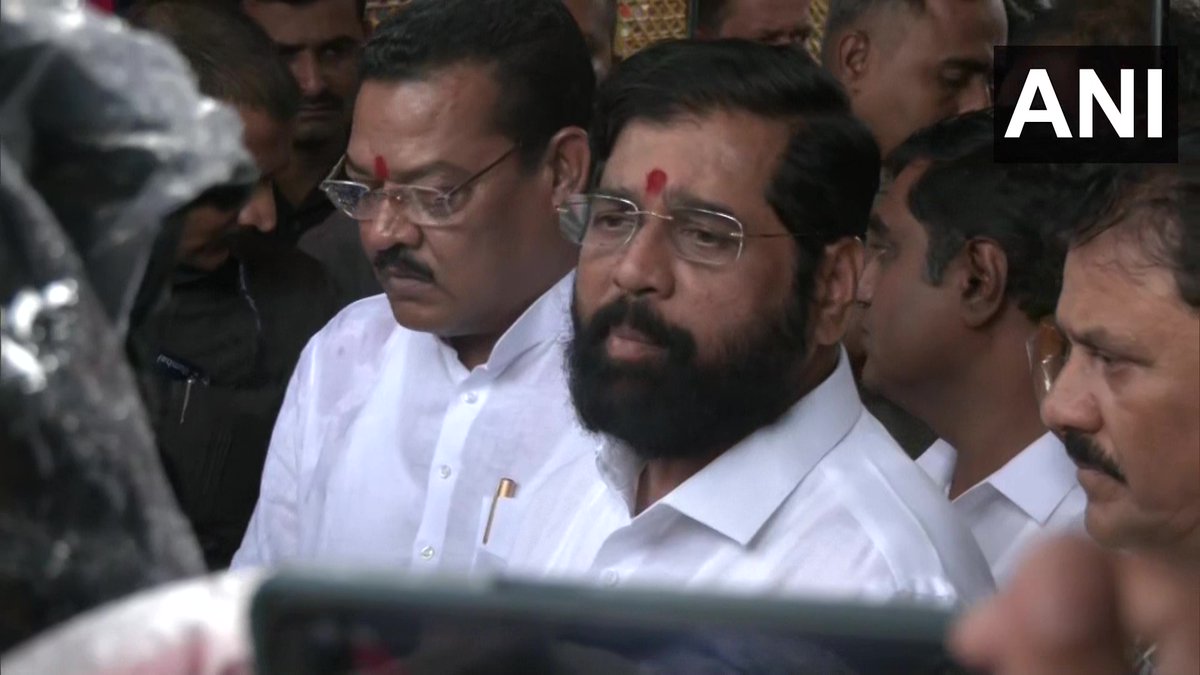 ANI's tweet photo. Mumbai | Maharashtra CM Eknath Shinde pays floral tribute to Shiv Sena founder Bal Thackeray on the occasion of #GuruPurnima 

It is only due to his blessings that I stand before you all as the CM today, he says. https://t.co/LuCBicsl2y