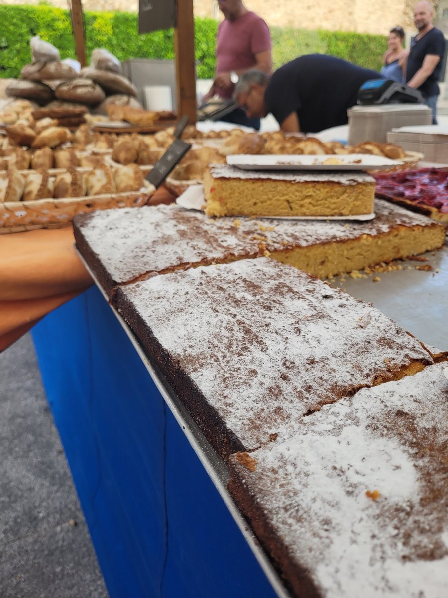 Plaça Esteva i Cruañas, Begur (Catalonia)🇪🇸

Bumped into another very small, picturesque market in Begur with some jewelry, candy and Catalonian dishes🍬🥐. Besides beautiful streets with very cozy shops Begur also has known seaside resorts🏖. But those are often quite busy.