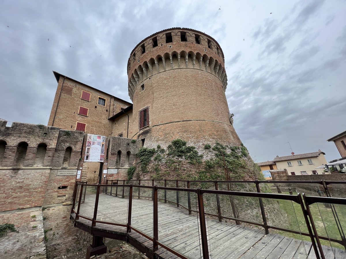 viaggiaescopri's tweet photo. A poca distanza da #Bologna si trova #Dozza, uno dei borghi più belli d’Italia.
Nel nostro nuovo articolo ti porto alla scoperta di questo borgo e della sua Rocca Sforzesca 👇

https://t.co/pNNLLgBJP2
.
.
.
#ad #bloginbo #inemiliaromagna https://t.co/4AQUoOU2wT