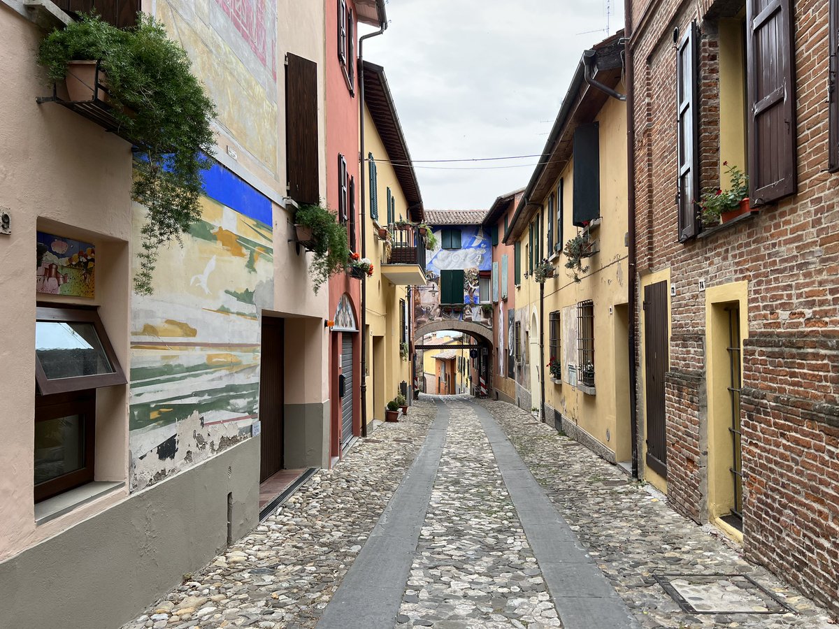 viaggiaescopri's tweet photo. A poca distanza da #Bologna si trova #Dozza, uno dei borghi più belli d’Italia.
Nel nostro nuovo articolo ti porto alla scoperta di questo borgo e della sua Rocca Sforzesca 👇

https://t.co/pNNLLgBJP2
.
.
.
#ad #bloginbo #inemiliaromagna https://t.co/4AQUoOU2wT