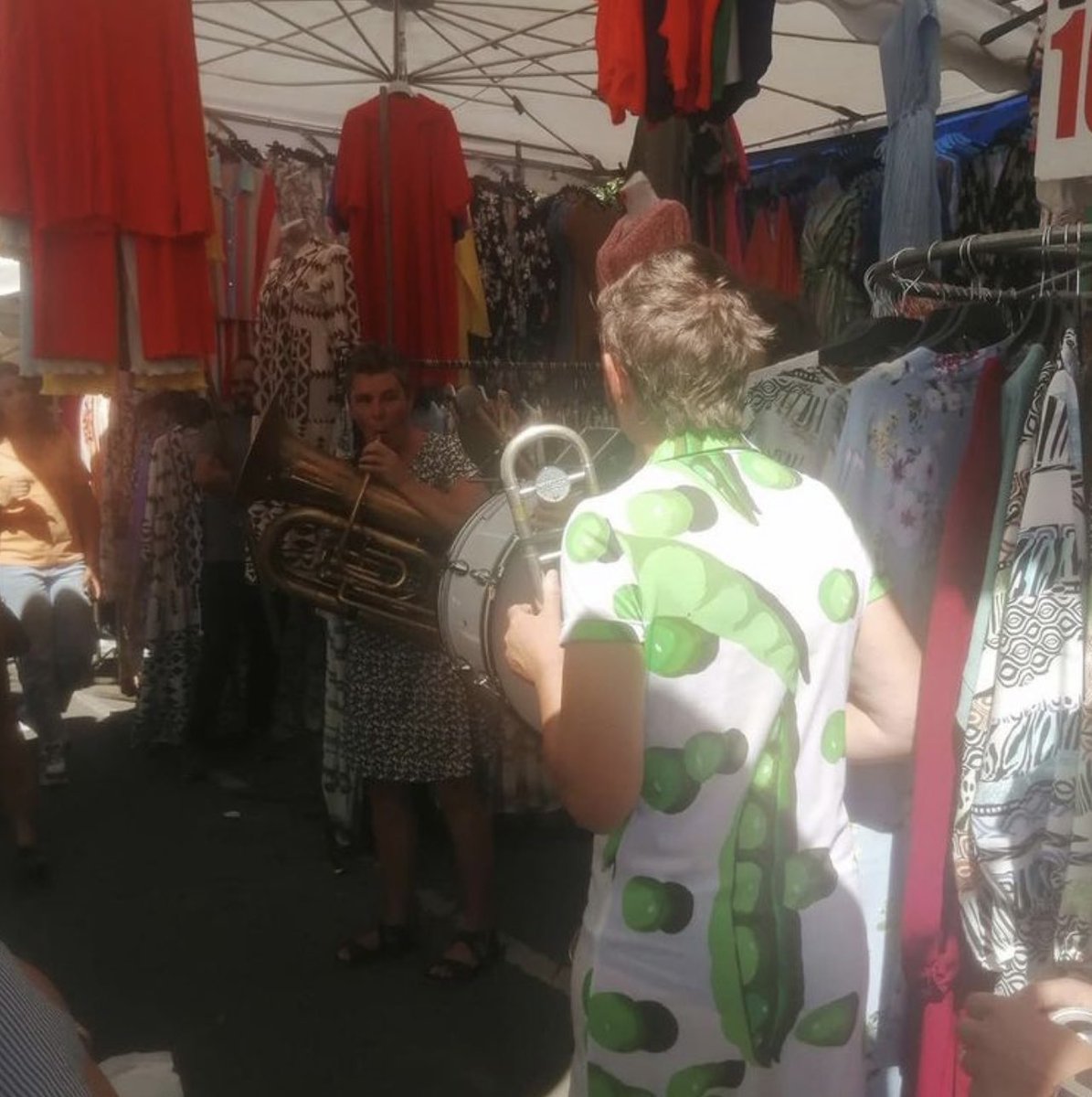 La guinguette de la Cave Po’ ouvre donc ce soir, avec Christelle Boizanté à 19h et la cie Le plus petit espace possible à 21h (ici d’ailleurs en images leur passage au marché de Bagatelle hier dans le cadre d’Un été à la croisée des parcs !)