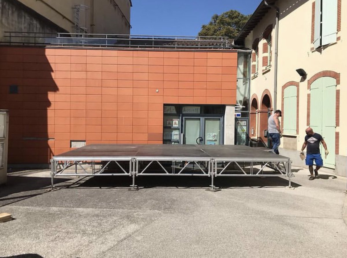 On installe la scène pour cet été ! Ça commence ce soir ! Venez nous voir à la guinguette 😀 Christelle Boizanté à 19h et la cie Le plus petit espace possible à 21h 🥳🥳🥳 résa au 05 61 23 62 00