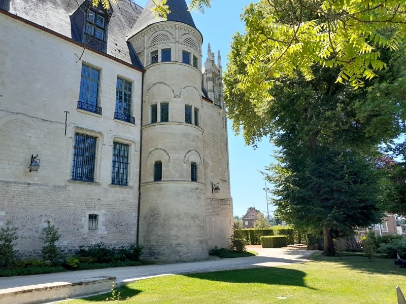 MUDOOise's tweet photo. #CultureWE
A l'ombre des pierres du palais épiscopal, le week-end sera rafraîchissant dans le jardin paysager de l'évêque au MUDO-Musée de l'Oise.
#ideedesortie #museesdeshautsdefrance #Beauvais #oiseledepartement #belleoise #enfamille #sortirdansloise #nature #summer #garden https://t.co/CORQ5hTj8p