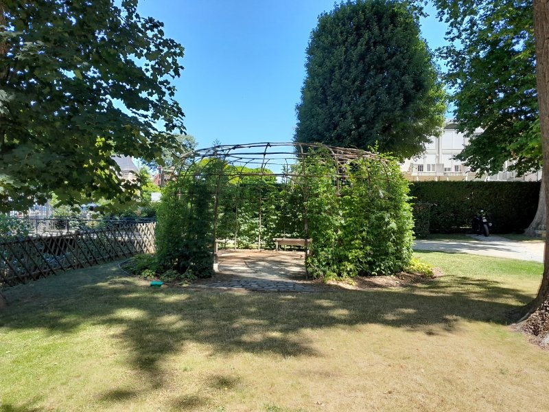 MUDOOise's tweet photo. #CultureWE
A l'ombre des pierres du palais épiscopal, le week-end sera rafraîchissant dans le jardin paysager de l'évêque au MUDO-Musée de l'Oise.
#ideedesortie #museesdeshautsdefrance #Beauvais #oiseledepartement #belleoise #enfamille #sortirdansloise #nature #summer #garden https://t.co/CORQ5hTj8p