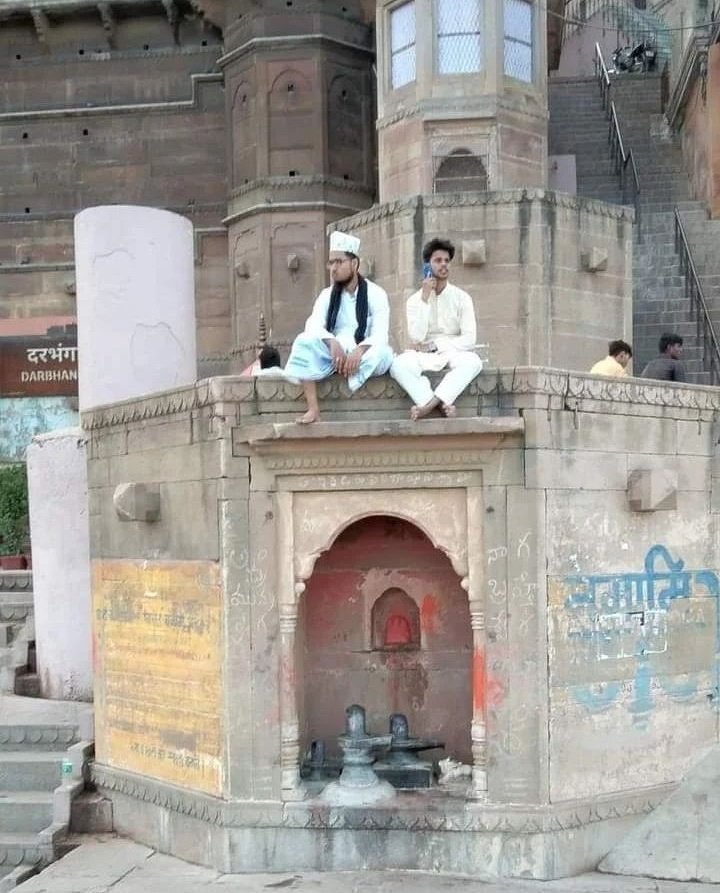 knowabhianand's tweet photo. This is how they respect our Dharma,
Sirf hindu hi secular banta hai, aise hi secular bandte rho aur ye tumhare dharm ka apman krte rahenge
#saynotosecularism https://t.co/FdnSNf3Dix