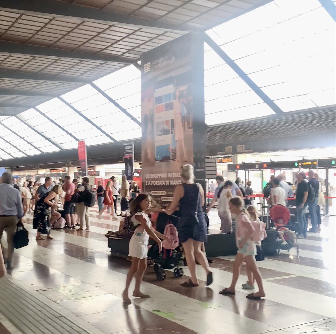 少しずつ以前の活気を取り戻しているように見えるイタリア🇮🇹 実際のフィレンツェ中央駅の 今日の構内の様子をぜひ見てみてね❤️ ▼ https://t.co/g1inpIvIRw 今日のイタリア🇮🇹フィレンツェ中央駅構内の様子✨【ロックダウン前に戻ってきた、