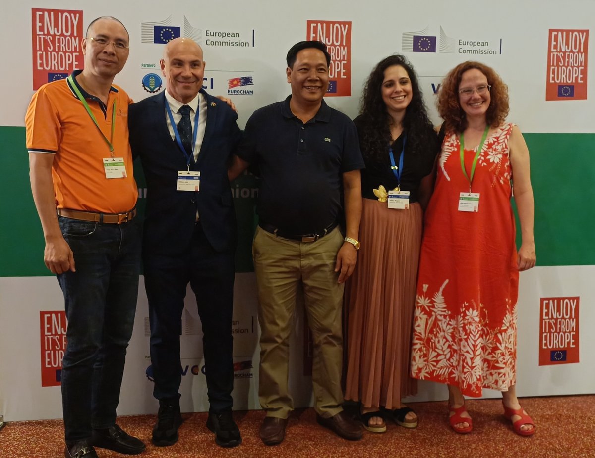 Provacuno's tweet photo. 🇻🇳🇸🇬 El vacuno español estrecha lazos comerciales en el sudeste asiático 🐂🥩🇪🇸 

📍 Misión comercial en Singapur y Vietnam
🎯 Objetivo: mejorar las relaciones comerciales y el conocimiento de los productos agroalimentarios de la UE en Asia

https://t.co/4pIbHDzwz2 https://t.co/uK4BfVJTAA