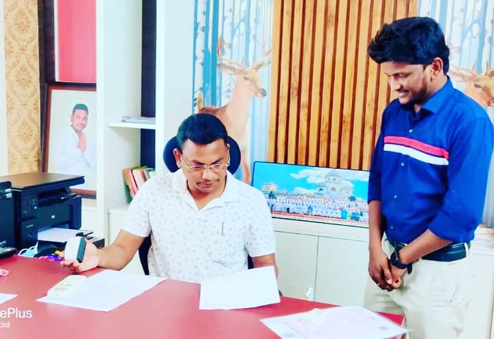 itsmedevaa123's tweet photo. @RegaKantharao అజ్ఞానమనే చీకట��ని తొలగించి.. జగతికి జ్ఞానమనే వెలుగును పంచేవాడు గురువు..
రాష్ట్ర ప్రజలందరికీ #గురుపూర్ణిమ శుభాకాంక్షలు https://t.co/wqVyOwErE5
