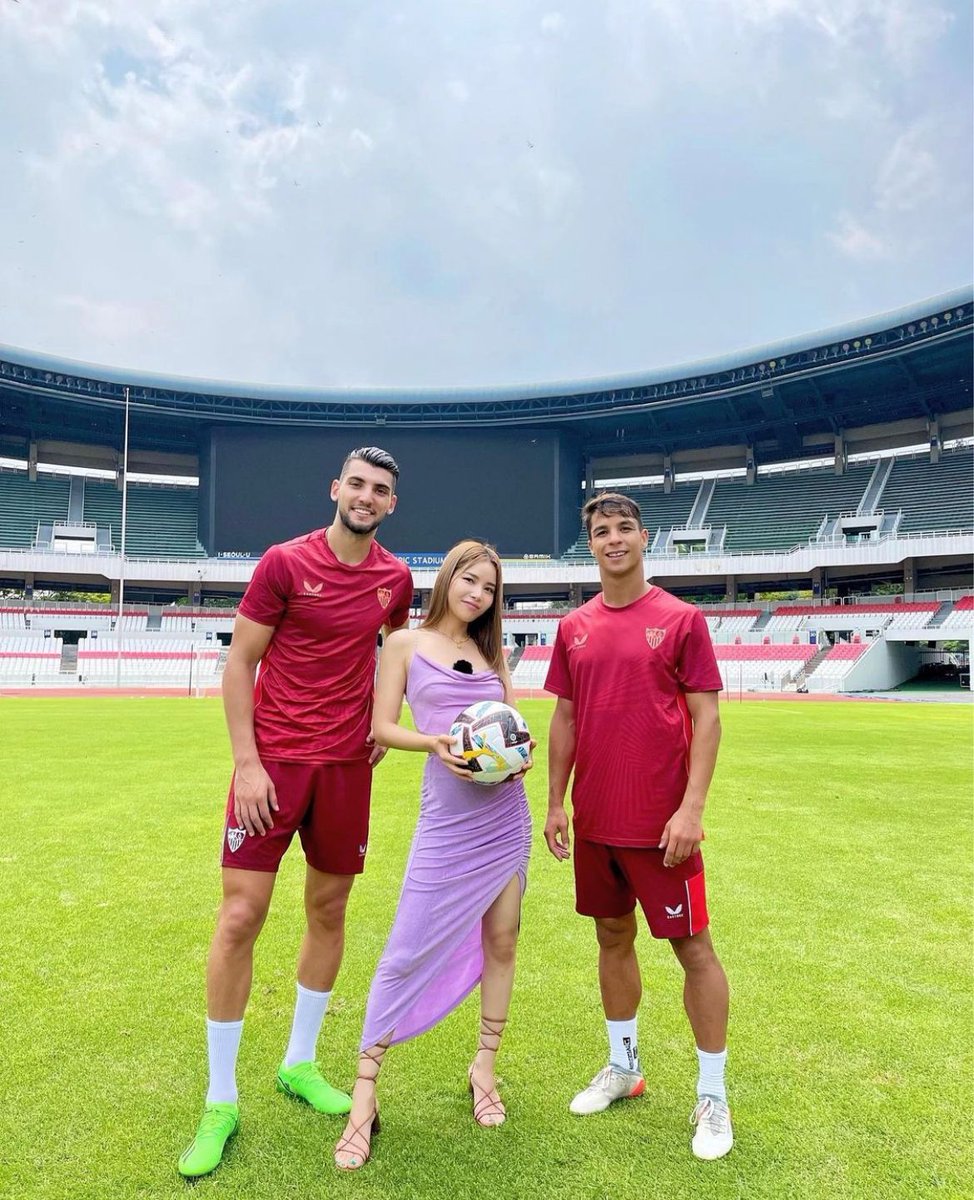 SevillaFC's tweet photo. 🇰🇷 𝐊𝐨𝐫𝐞𝐚𝐧 𝐒𝐮𝐩𝐞𝐫𝐬𝐭𝐚𝐫 🎶 

@RafaMir33 y @olitorres10 conocieron a la cantante de @RBW_MAMAMOO 🙌

#WeareSevilla #NuncaTeRindas https://t.co/UObyNoEMMw
