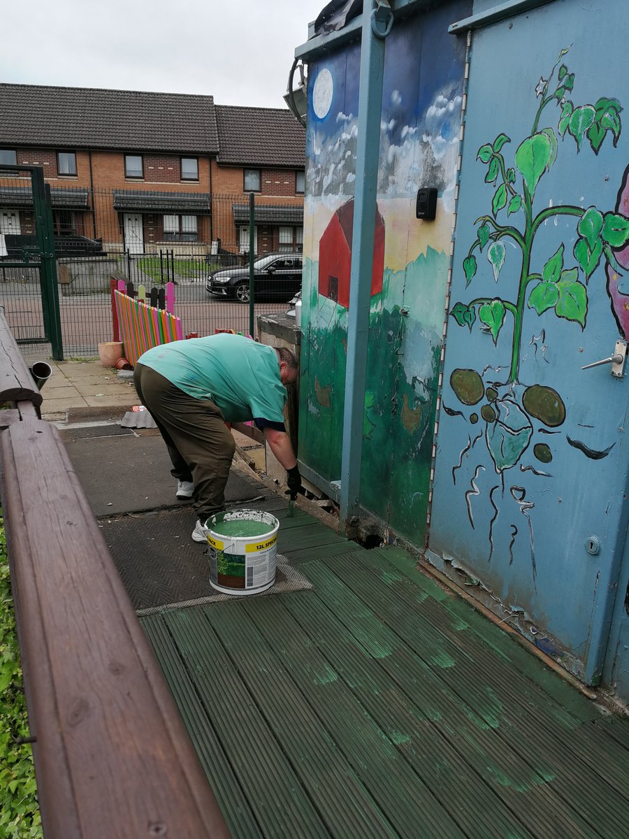 CCT_Digital's tweet image. Have you seen the great work Graham is doing freshening up paint in the allotments? With the help of the Rocky Balboa soundtrack he listens to on Spotify, nothing is impossible 💪💙 #digitalinclusion @TrustConnect