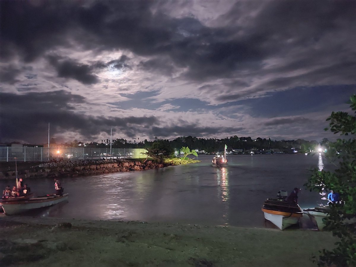 Quency_Hoooraay's tweet image. Tsibong (good night) from Buka boat stop. #arob #bukapassage
