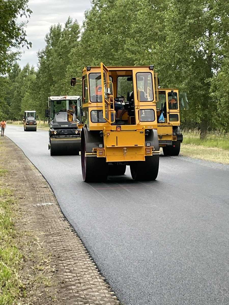 Vandaag zetten we onze nieuwe 0-emissie Stroomwals ‘RolliE’ voor het eerst in op de N676 in Breskens #stroomwals