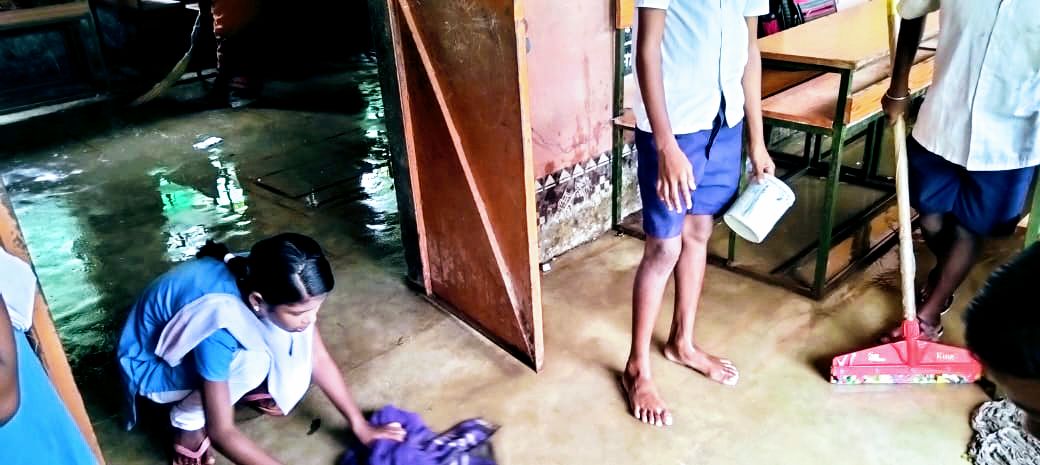 friendahopeBGH's tweet photo. #ବରଗଡ ଜିଲ୍ଲା #ବରପାଲି ବ୍ଲକ #ମହୁଲପାଲି ପଞ୍ଚାୟତ #ଚିକିନିପାଲି ଗ୍ରାମ #ସରକାରୀ_ଉଚ୍ଚ_ବିଦ୍ୟାଳୟ_ଚିକିନିପାଲି ରାଜ୍ୟ ସରକାରଙ୍କ @MoSarkar5T ଯୋଜନାରେ ସାମିଲ ହୋଇଛି,ବର୍ଷାହେଲେ ବିଦ୍ୟାଳୟ କୋଠାଗୁଡିକ ପାଣିରେ ଭର୍ତି ହୋଇଯାଉଛି ଫଳରେ ଛାତ୍ରଛାତ୍ରୀଙ୍କୁ ବହୁତ ଅସୁବିଧାର ସମ୍ମୁଖୀନ ହେବାକୁ ପଡୁଛି,ଏହି ବିଦ୍ୟାଳୟରେ ବାଳକ ମାନଙ୍କ https://t.co/yFFbDm5z8u
