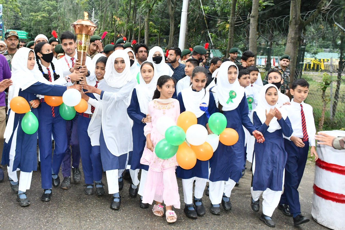 travelmaster26's tweet photo. #KargilVictoryFlame of #KargilVijayDiwas received at #Uri. School kids participated in painting competition &amp; cultural program.Victory march with locals, school kids, ESM, NCC took place. Veer Naris felicitated. @ChinarcorpsIA @adgpi @NorthernComd_IA @proudhampur @PRODefSrinagar https://t.co/e2xC0BWDkb
