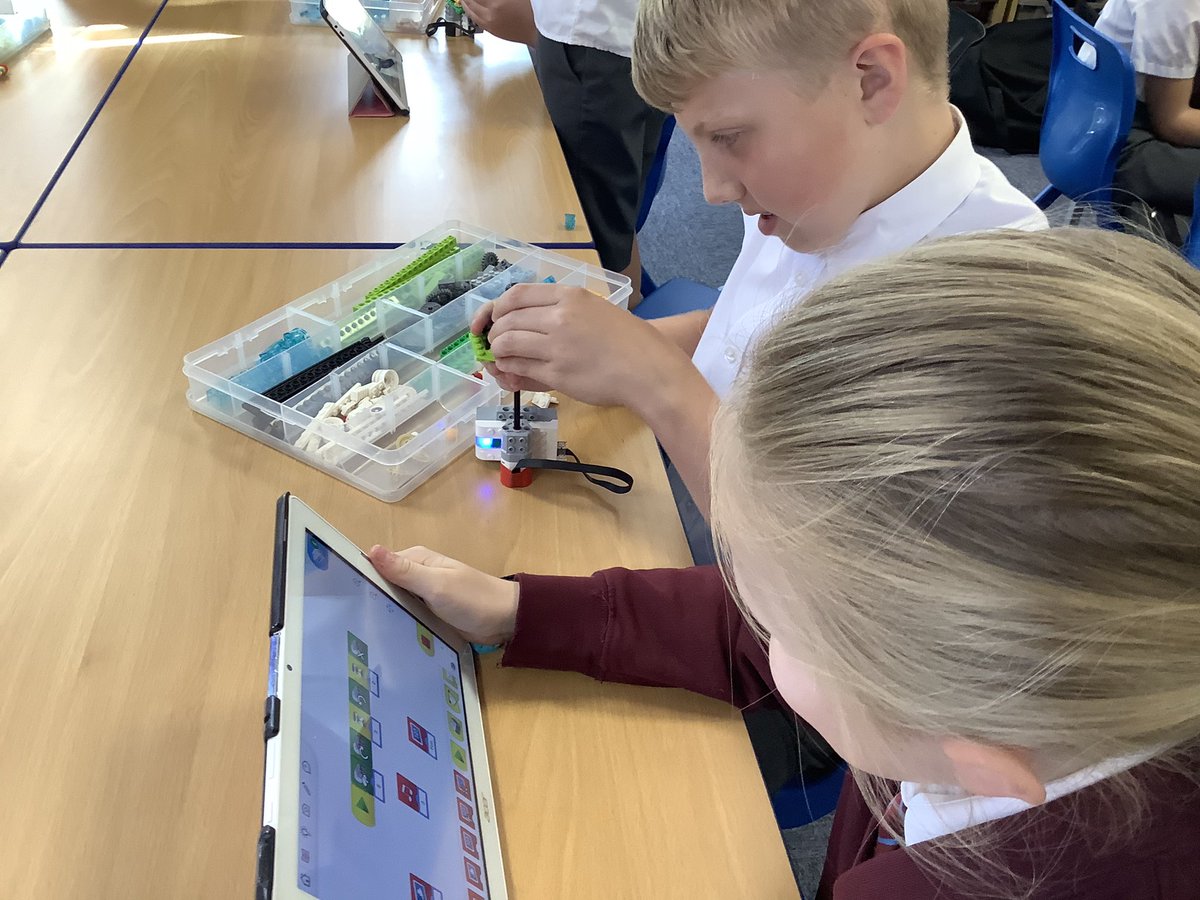 #JORPSYear5 Lego coding day is here! This morning we are using STEM skills to code a simple lunar module using software. Amazing partner support and imaginative thinking values on display. Exciting times! Thanks to <a href="/Legoworkshops/">Nick Hawken</a> #juniorstem