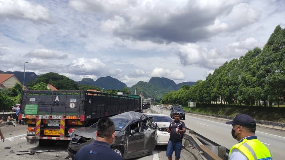 astrotraffic's tweet photo. #kltu PLUS : Kemalangan maut di KM277.1 menghalang semua lorong dan merupakan punca kesesakan 5KM dari Ipoh - Simpang Pulai. Jangkakan kelewatan 1jam. Lorong kecemasan saja boleh lalu. https://t.co/IDxQQ65X5T
