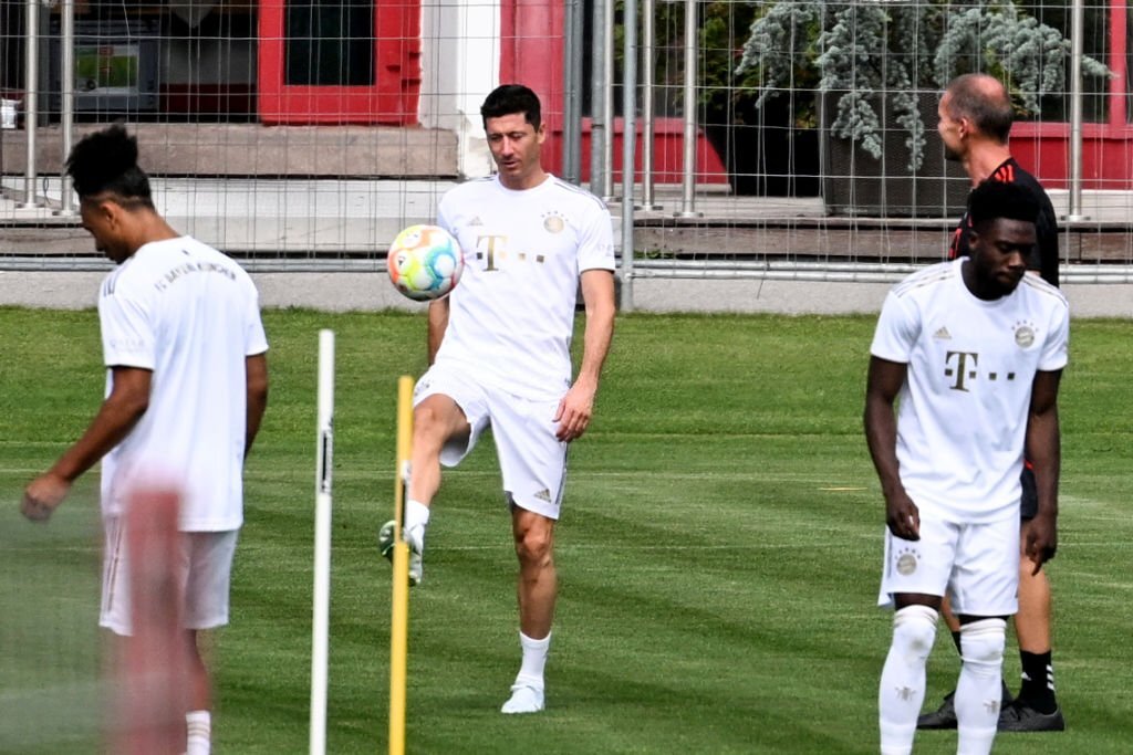Robert Lewandowski returns to Bayern Munich pre-season training despite Barcelona transfer saga