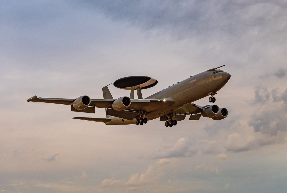 Final Sentry approach to <a href="/RAFWaddington/">RAF Waddington</a> at dusk last night. Such an iconic sight over lincolnshire. This and another airframe will be off to start a new life in Chile soon. <a href="/EGXWinfo/">RAF Waddington Info</a> @Farrell3Neil