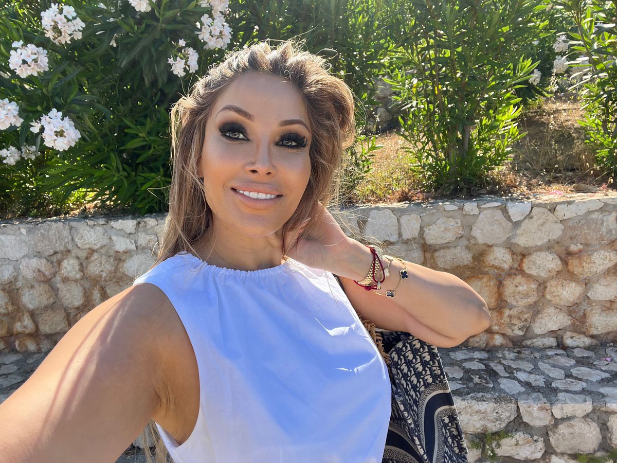 There’s nothing quite like a bit of sunshine to boost your mood ☀️

If you are going to be outside in the sun this week, please make sure you apply SPF before your makeup - even if your foundation says it contains it!