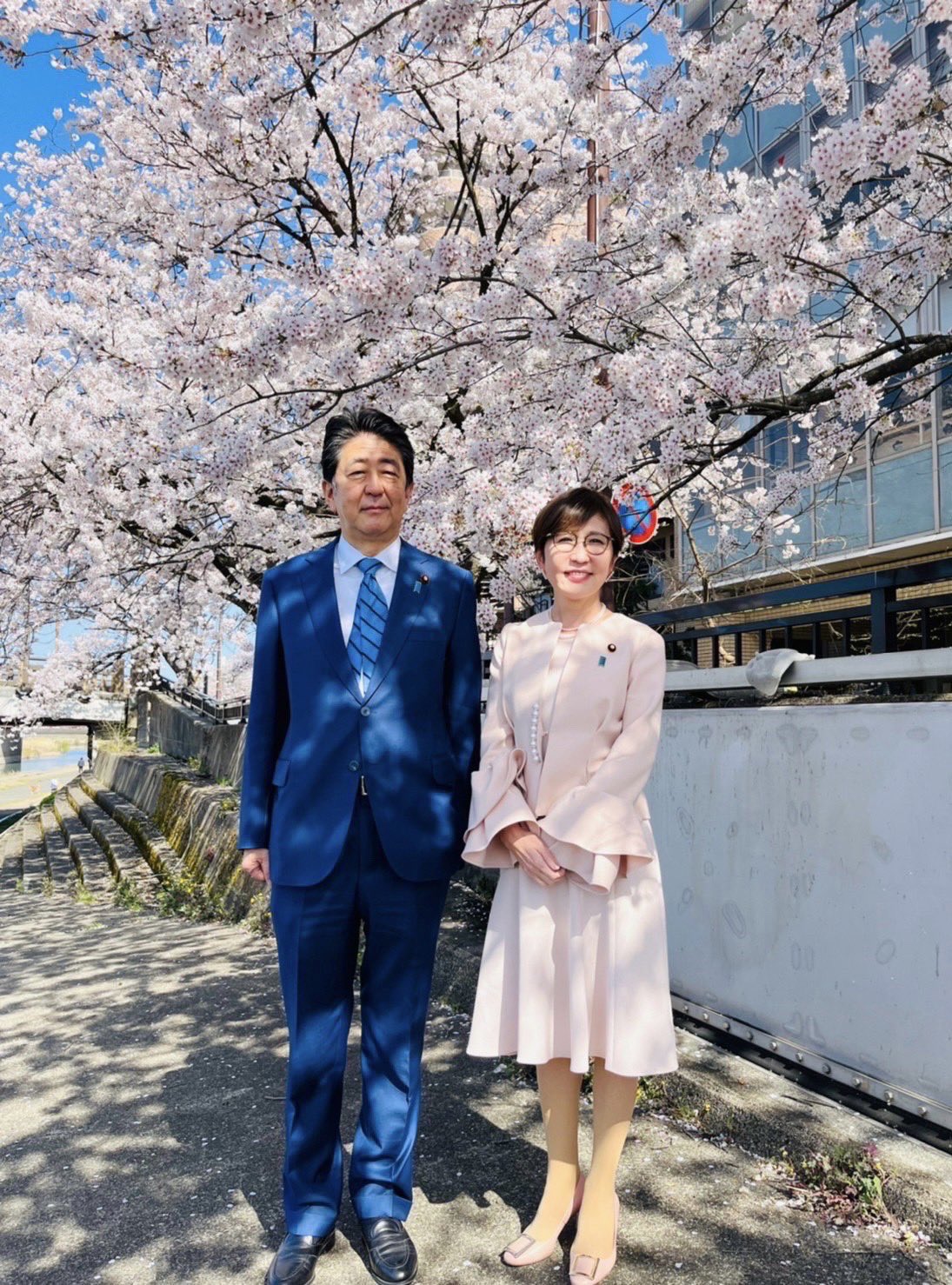 稲田朋美 安倍元総理が凶弾に倒れられてから心の整理がつきませんでした ただただ感謝しかありません 今年の春 出版記念パーティーに来ていただき 福井の満開の桜の下で写真を撮りました ありがとうございました T Co Al5wbmqz5g Twitter