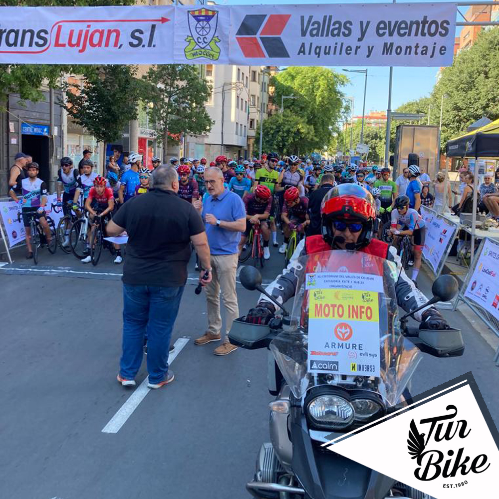 El pasado domingo realizamos el servicio de Radio Vuelta / Moto Información en el 41º Criterium del Vallès (Mollet del Vallès) organizado por el Club Ciclista Mollet. En categoría Sub23 se impuso Keegan Hornblow y en Élite Benjamí Prades.