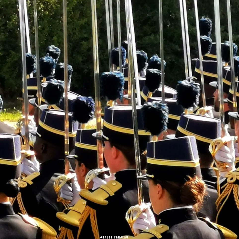 [🇨🇵RÉPÉTITION DU 14 JUILLET⚔️]
#RepetitioDu14juillet #EOGN #ElevesOfficiers #Preparation #VerificationDesTenues #ElevesOfficiersDeGendarmerieNationale

Les élèves officiers de l'EOGN lors de la dernière répétition à Satory avant le jour J

@de_portraits  @Gendarmerie @Armees_Gouv