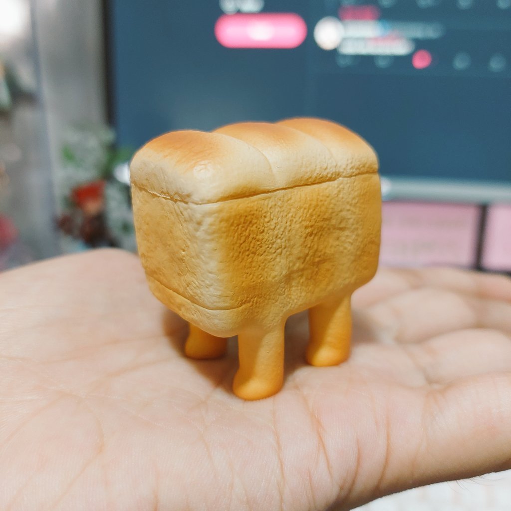 anko_bun's tweet photo. Behold...bread. WITH LEGS! https://t.co/MT4rGvS62Z
