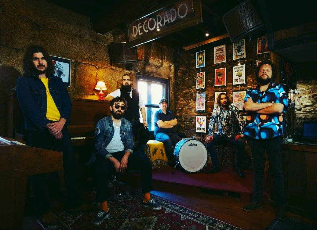 🎶 O segundo grupo da noite co que seguiremos a festa será <a href="/thesouljacket/">The Soul Jacket</a> 🎉

Banda galega nacida en 2004 que nos farán mover ao ritmo de Rhythm &amp; Blues, Rock &amp; Roll, Psicodelia e Southern Soul 🎸🔥

Ide estirando o corpo que quedan tres días😎