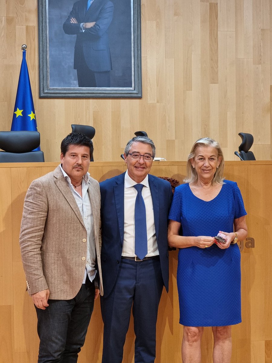 oblader's tweet photo. Toca decir hasta luego porque adiós suena muy contundente. #Quisiera daros las gracias a todos los que han formado parte de esta trepidante etapa  de mi vida en @diputacionMLG. No me voy muy lejos sigo por aquí. https://t.co/YVUyoGhuF3