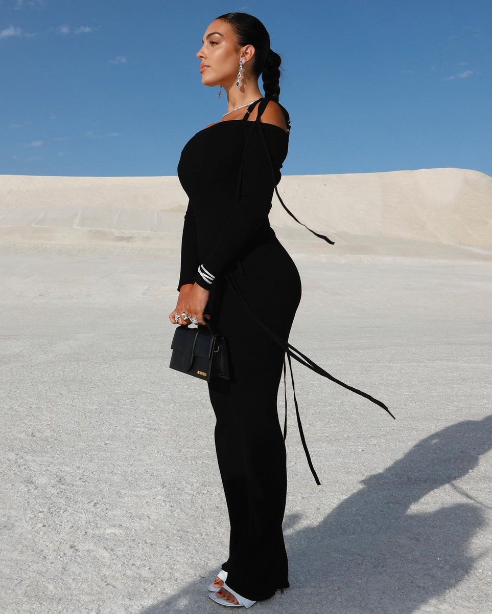 📂 Georgina Rodriguez
 └📂 Jacquemus Le Papier 
    └📂 Part 6