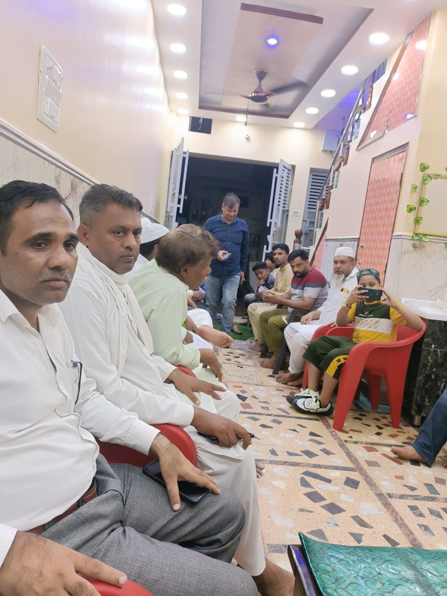 aimim_northeast's tweet photo. आज #MUSTUFABAD #डॉअनवर सहाब #President #KarawalNagar #AIMIM के यहाँ #ईद-उल-अज़हा की दावत रही ऒर #मजलिस के ज़िले में कई अहम् फैसले रखे गये कई नये लोगो ने मजलिस #join करी
Kaleemul Hafeez सहाब #मेरेसदरहीमेरेअमीरहैं
Aimim- All India Majlis-E-Ittehadul Muslimeen https://t.co/HnJ8D3bFlv