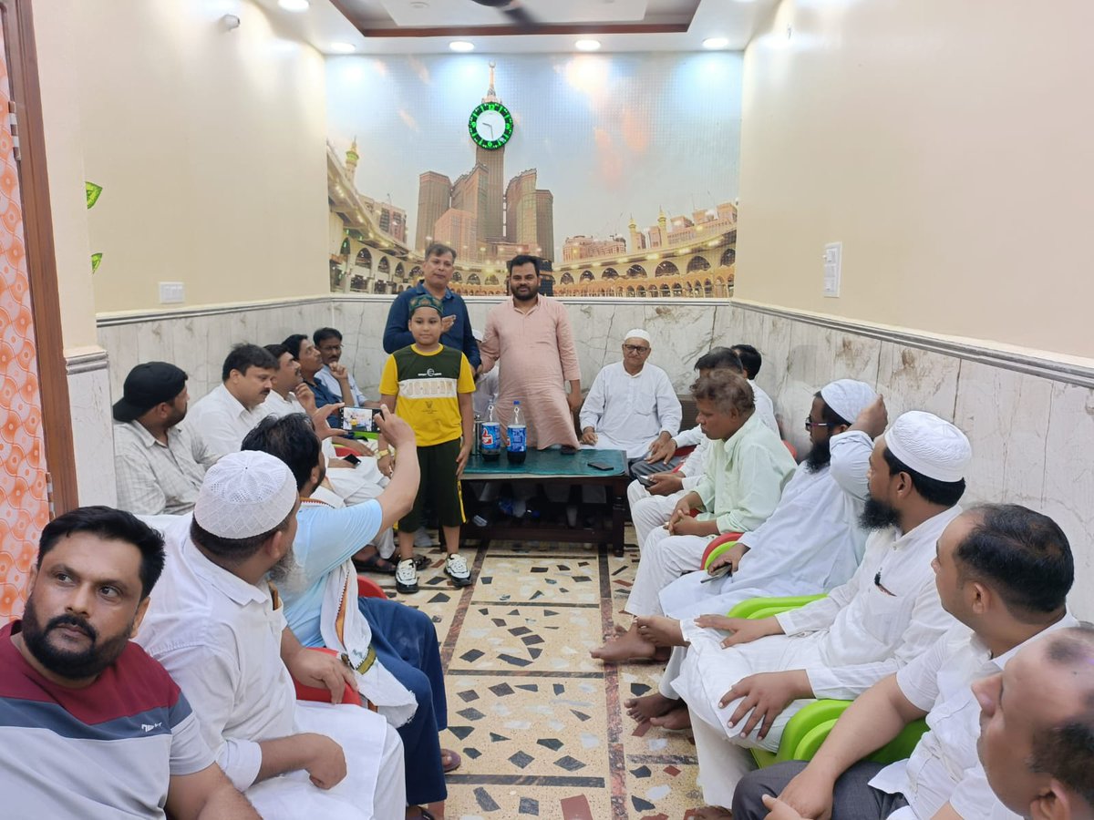 aimim_northeast's tweet photo. आज #MUSTUFABAD #डॉअनवर सहाब #President #KarawalNagar #AIMIM के यहाँ #ईद-उल-अज़हा की दावत रही ऒर #मजलिस के ज़िले में कई अहम् फैसले रखे गये कई नये लोगो ने मजलिस #join करी
Kaleemul Hafeez सहाब #मेरेसदरहीमेरेअमीरहैं
Aimim- All India Majlis-E-Ittehadul Muslimeen https://t.co/HnJ8D3bFlv