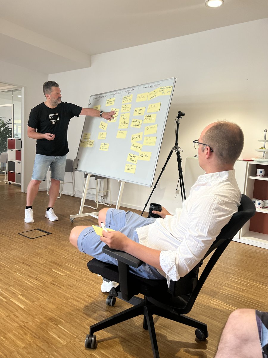 thinktecture's tweet photo. Für den heutigen Tag steht groß "Wissen" auf der Agenda. 💡📚
Das Thema #Research ist bei uns immer aktuell und die Basis des Tiefenwissens unserer Experten. Dennoch möchten wir heute auch gemeinsam voneinander lernen und uns über Erkenntnisse und Ideen austauschen.
#companyevent https://t.co/KXAWv7uLpm