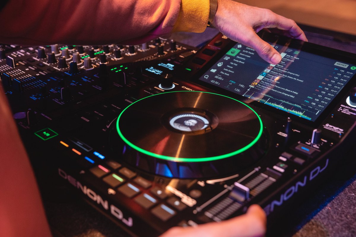 DENON_DJ_JP's tweet image. 昨日初めてDenon DJに触れたアーティスト様も約10分くらいで操作方法にも慣れていました！

カラフルなイルミネーションは女性にも好評！

#SC6000 #SC6000M