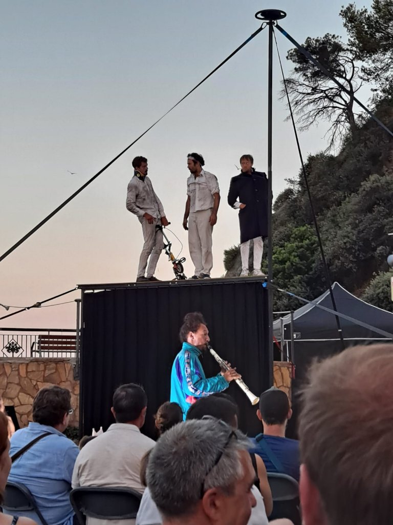 TEATRECBS's tweet photo. Ja hem començat el cicle d'espectacles de carrer 🎪 del #LloretOutdoorSummerFestival organitzat per @lloretturisme i el #TeatredeLloret amb un espectacle de circ acrobàtic de la companyia belga #BeFlat.
Va ser ahir a la nit 🌙 a la Roca d'en Maig. Us deixem algunes imatges https://t.co/ljpB5ZdRTL