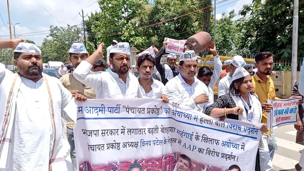 LavyanshS's tweet photo. @LavyanshS देश में लगातार बढ़ रही महंगाई के खिलाफ आज अयोध्या में AAP पंचायत प्रकोष्ठ के  कार्यकर्ताओं ने किया जोरदार विरोध प्रदर्शन।
बड़े हुए गैस सिलेंडर के दामों को वापस लेने की मांग किया।bhai @VinayPatelAAP @SumitKumarAAP1 @AAPDelhi @AAPUttarPradesh https://t.co/FjEAlyOdyo