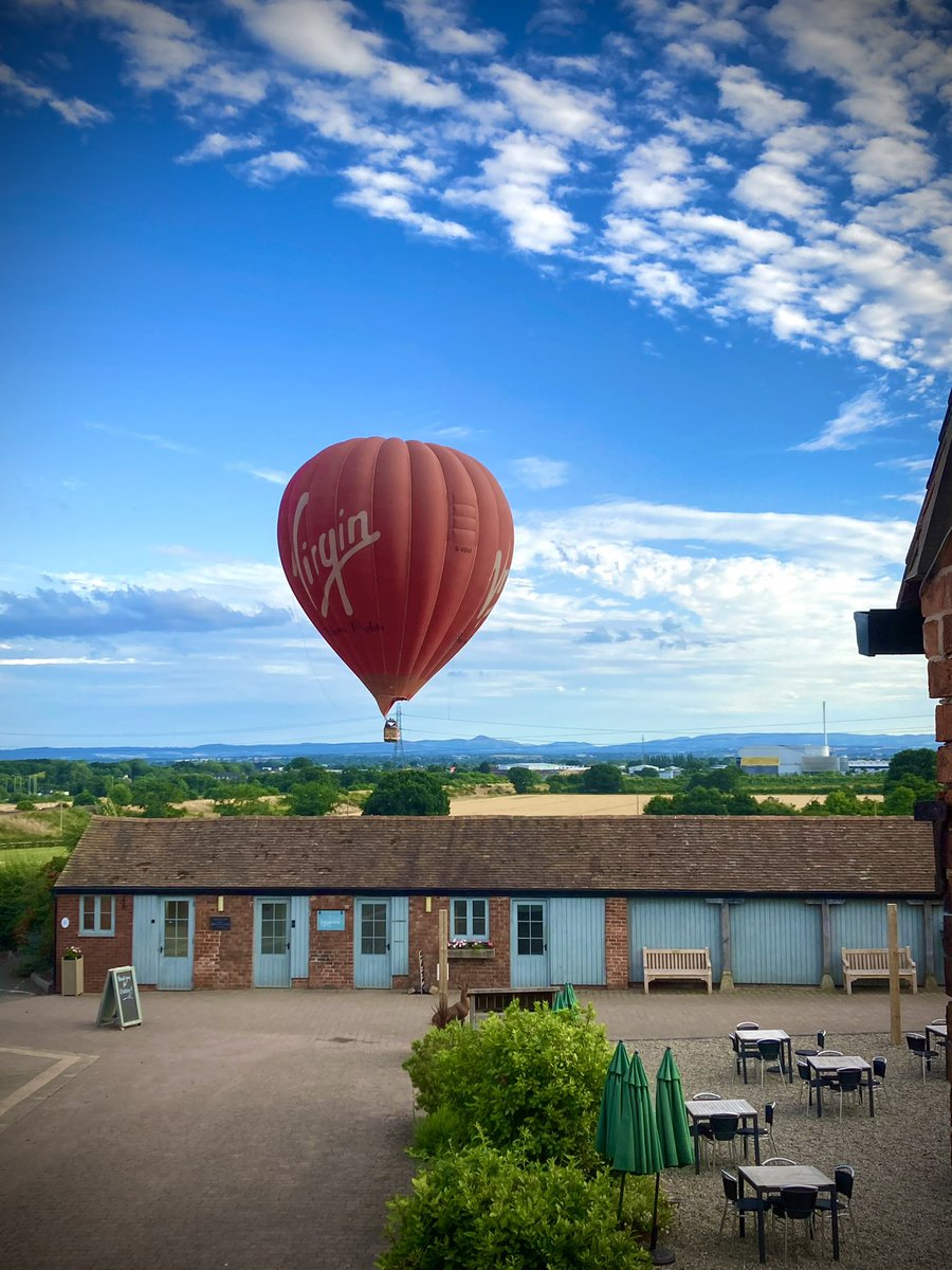 GOING UP! During the summer months it is not unusual to see a hot air balloon appear in the front field! @virginballoonflights have been using our site for nearly 10 years now and it still takes our breath away seeing them go up!
#hotairballoon #virginatlantic#upupandaway