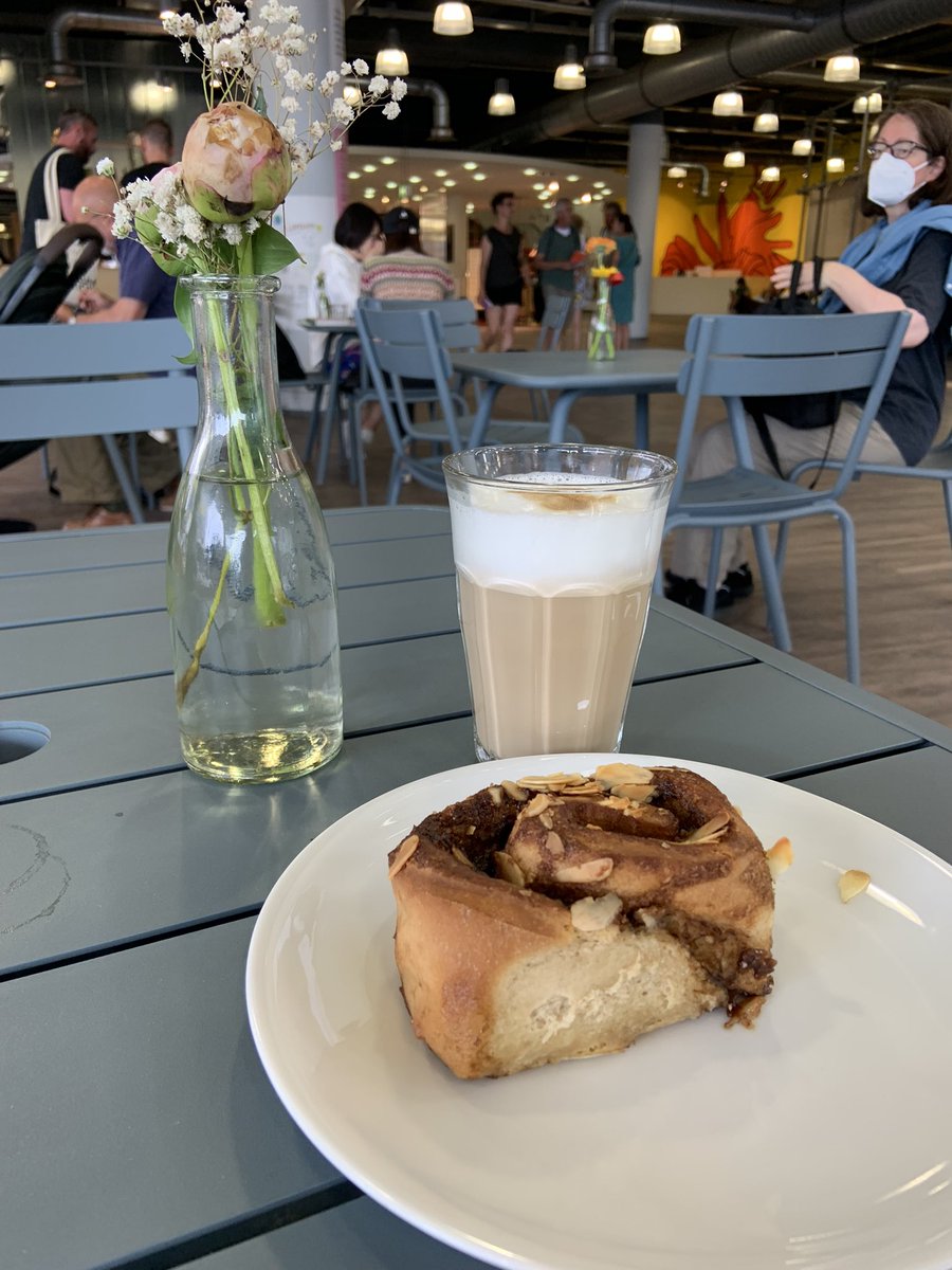 Genussgier's tweet photo. Dafür habe ich was im ruru-Haus bekommen (keine große Kunst, da steht man für seine Getränke und sein Essen an). Aber wenigstens hatte ich jetzt einen Kaffee und mein Hunger ist auch weg und es kann endlich losgehen. #KasselSchlamassel #documenta15 #doc22 https://t.co/uFQdXffEEk