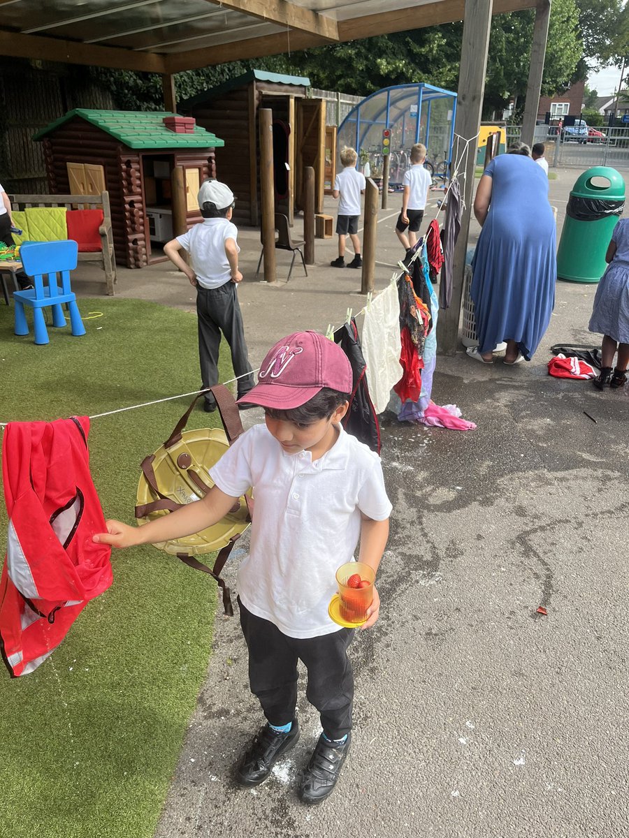 MissFinchBFS's tweet photo. Lots of fun water activities today during our sunny break times☀️ @MrsScottBF @BFS_Watford @HeadBeechfield https://t.co/B93ljexiAg