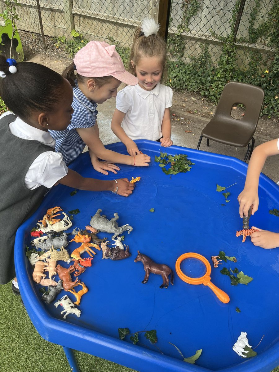 MissFinchBFS's tweet photo. Lots of fun water activities today during our sunny break times☀️ @MrsScottBF @BFS_Watford @HeadBeechfield https://t.co/B93ljexiAg