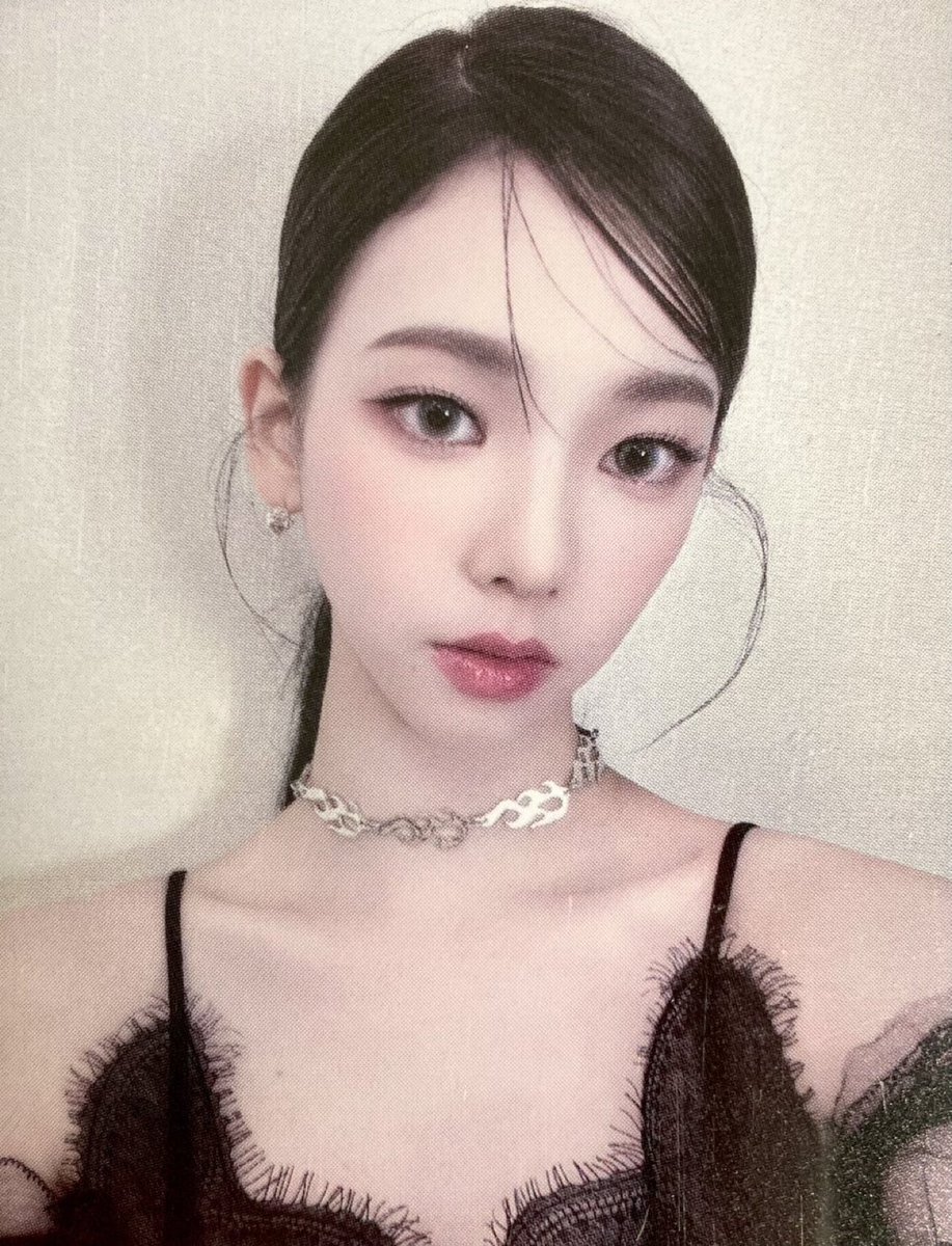 KRNFILE's tweet image. THEE karina photocard